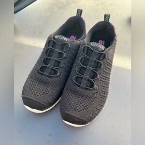 Like New Skechers Lightweight Memory Foam Size 7 Wide Fit Easy Slip On Sneakers